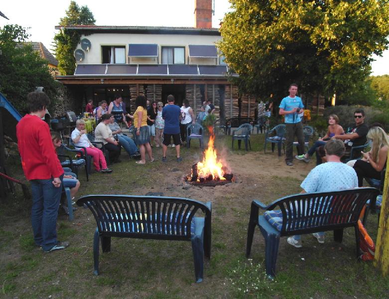 Ferienhaus am See Gruppen Mecklenburg Vorpommern Lagerfeuer.jpg